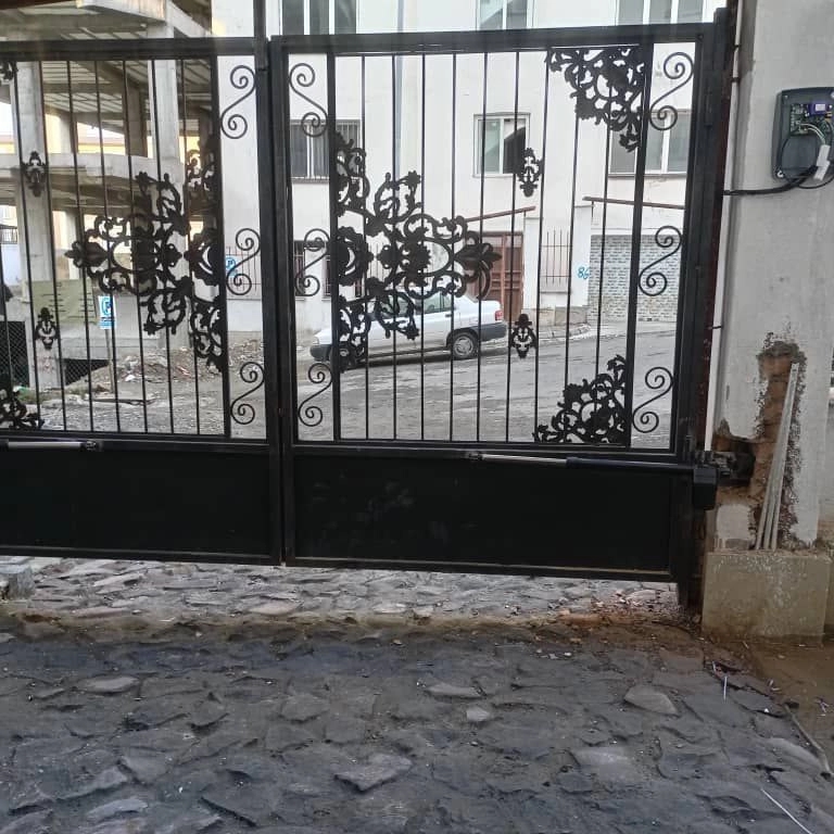 Door Aria in Go Motel: Installing a smart hinged automatic door