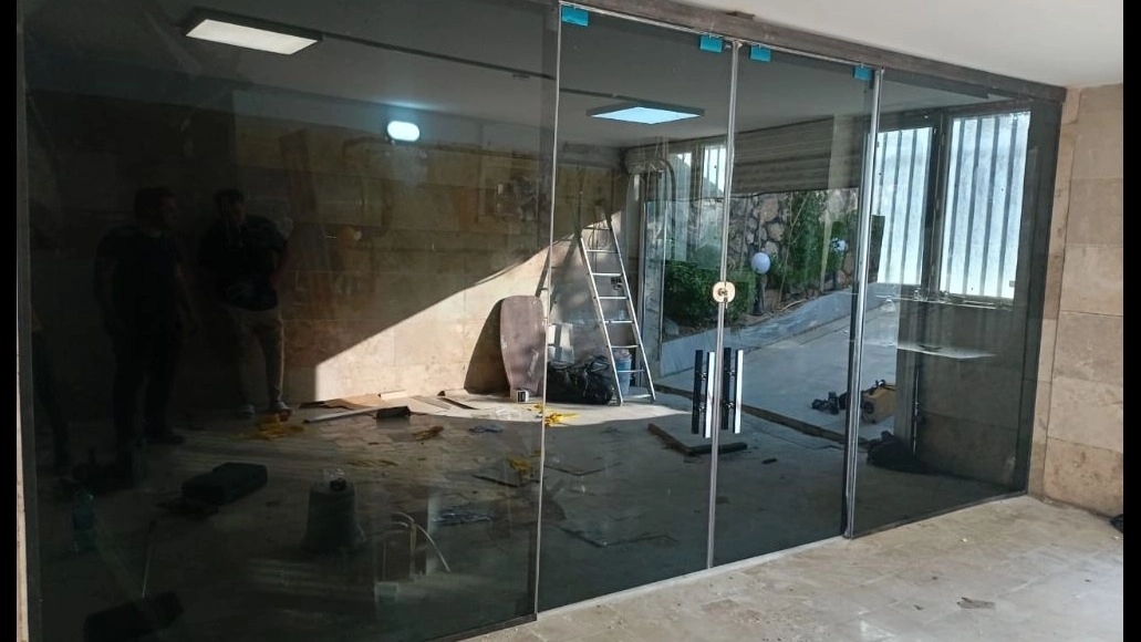 Aria Kapı, Mazandaran Go Motel'de giydirme cephe ve akıllı bina kapıları ile elektrikli panjur ve tentelerin tasarımı ve montajı.