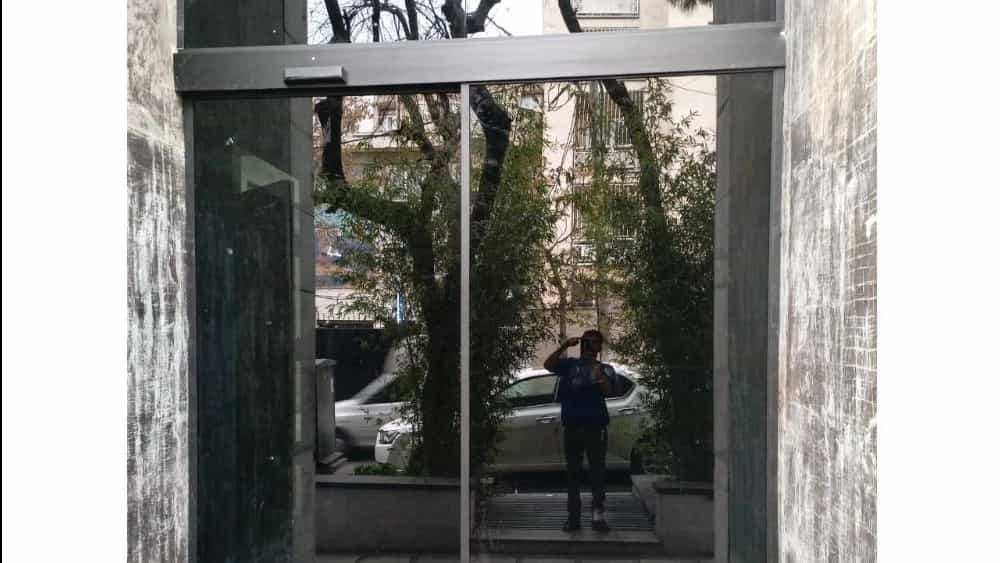 Automatic glass door in Namak Abroud with specialized services of Aria Darb